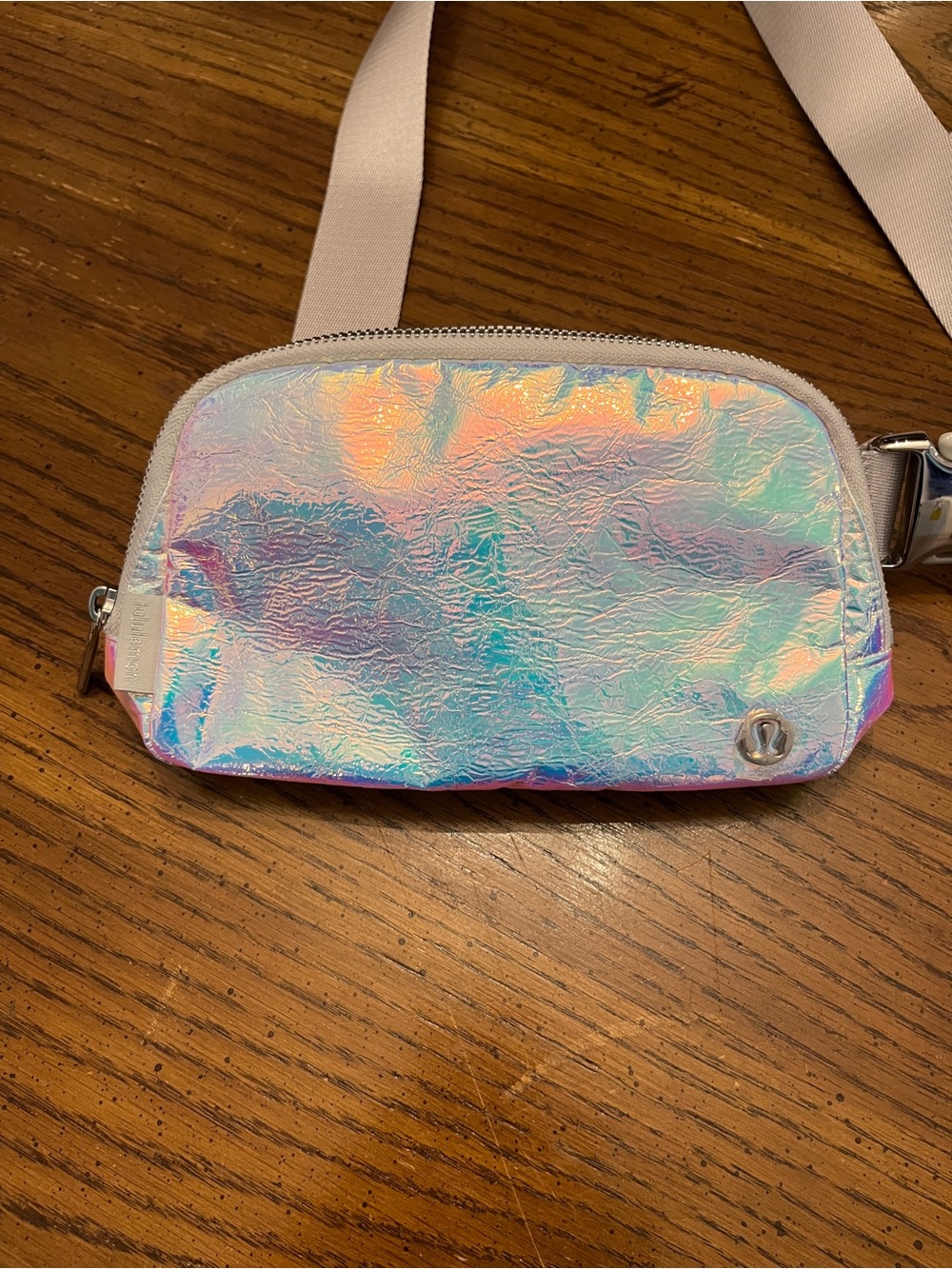 Lululemon Everywhere Belt Bag 1L in the Iridescent Silver holographic colorway - Picture 2 of 12